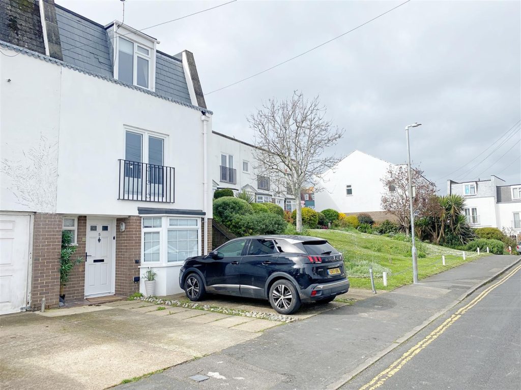 Kew Street – Modern Townhouse