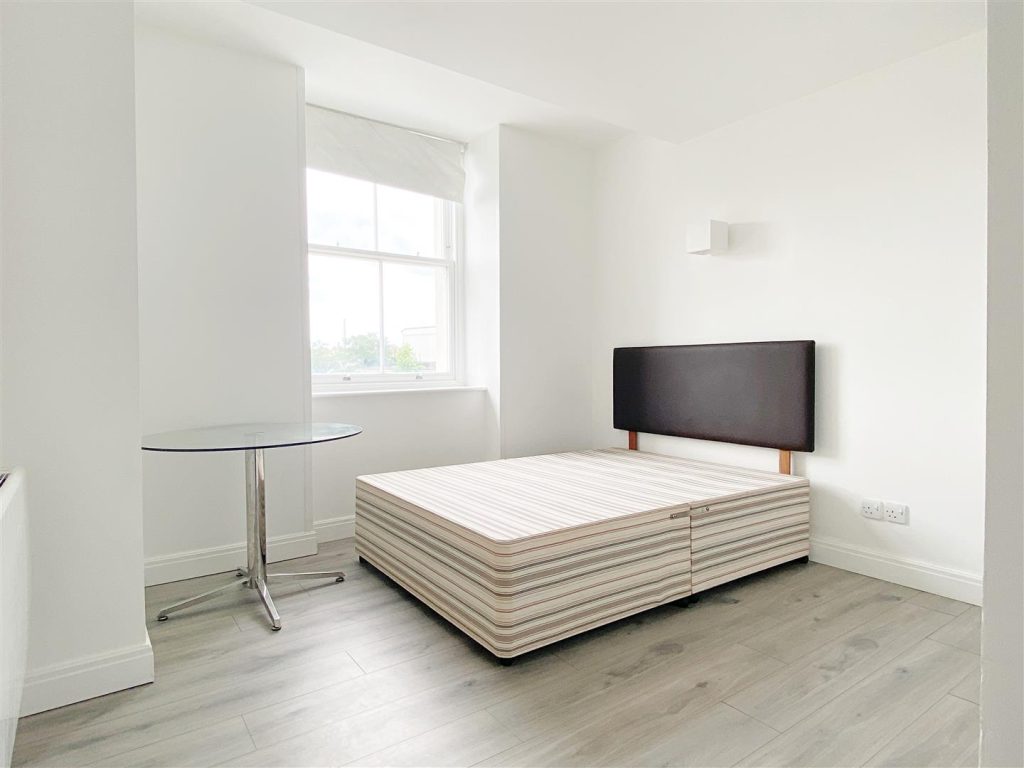 Buckingham Place – Modern Studio