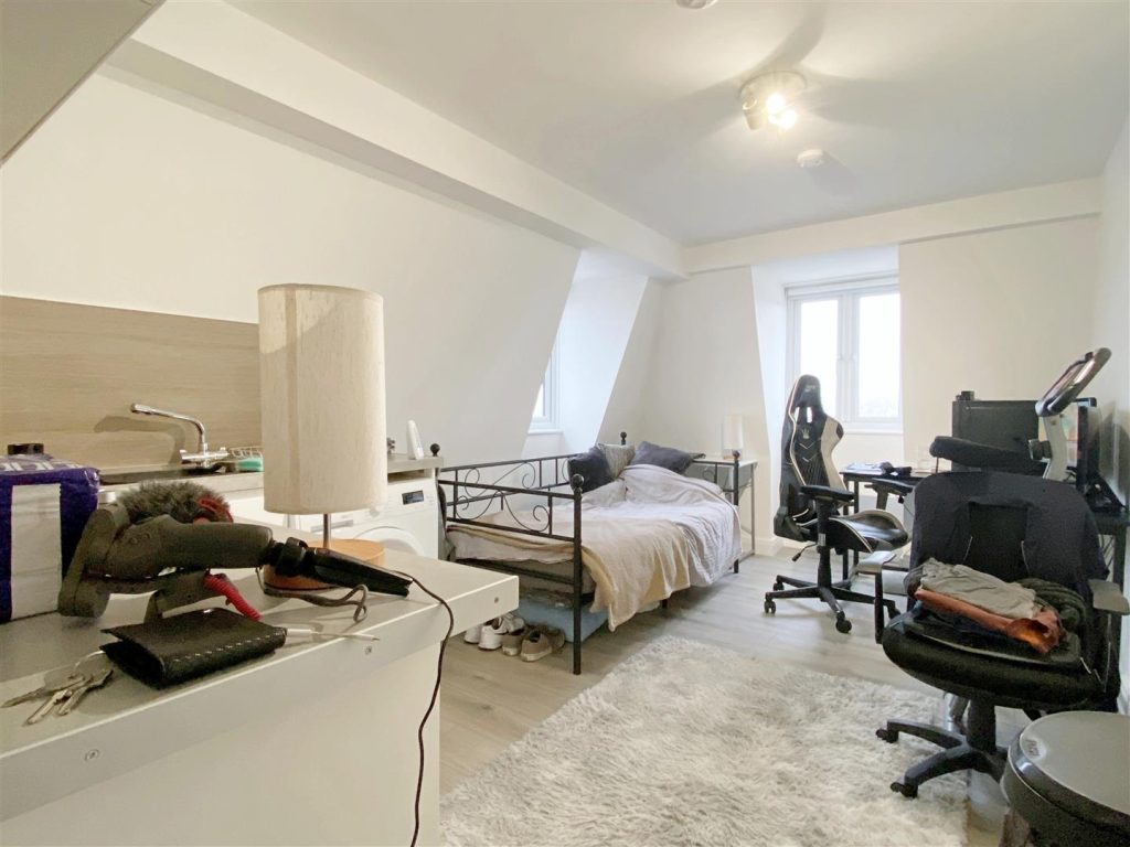 Howard Place – Modern Studio
