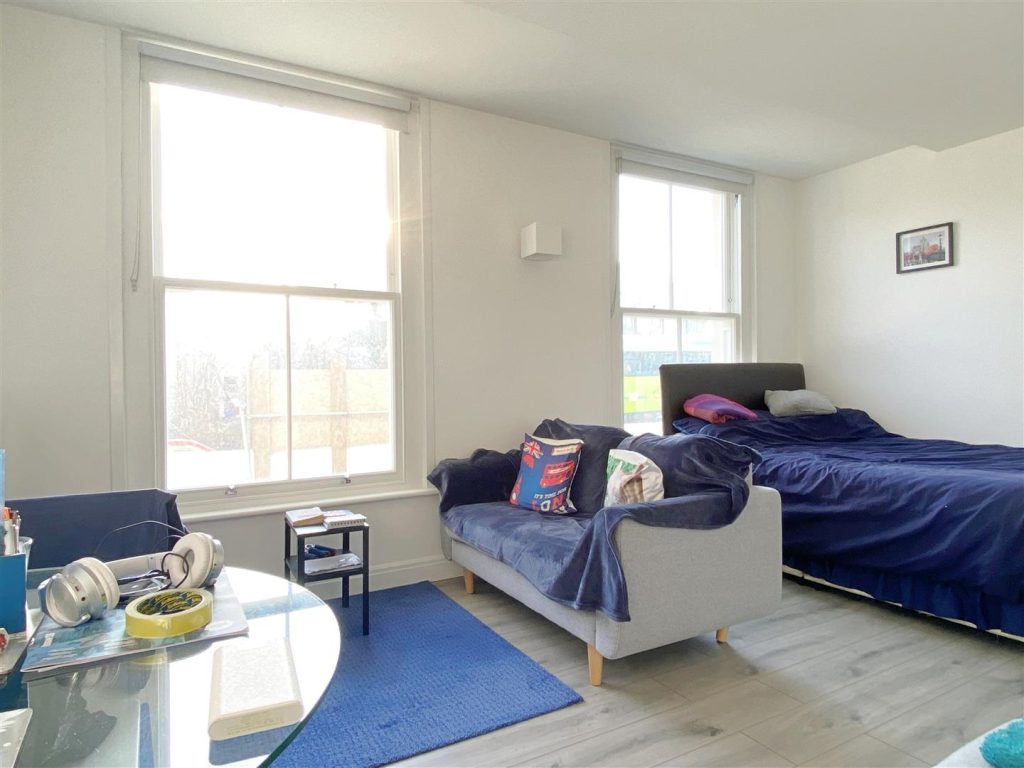 Buckingham Place – Modern Studio