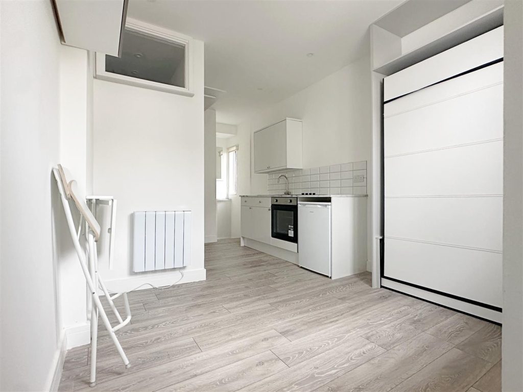 Lansdowne Place – Modern Studio